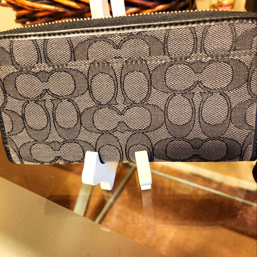 Coach Wallet Zip Around Like New - Picture 2 of 7